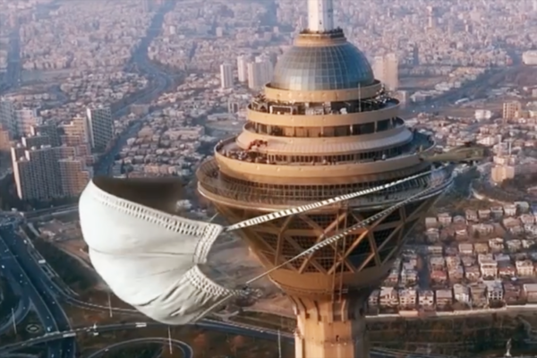 На знаменитый небоскреб надели маску из-за коронавируса На знаменитый небоскреб надели маску из-за коронавируса