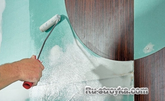 Декорирование стены при помощи ламинированной панели, гипсокартона и обоев.