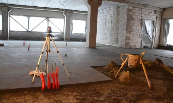 Выравнивание пола цементно-песчаной смесью: заливка стяжки Выравнивание пола цементно-песчаной смесью: заливка стяжки