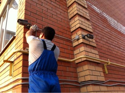 Установка камер видеонаблюдения: виды камер, выбор + монтаж и подключение своими руками Установка камер видеонаблюдения: виды камер, выбор + монтаж и подключение своими руками