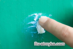 Как исправить вмятину на стене, при помощи клея - карандаша. Как исправить вмятину на стене, при помощи клея - карандаша.