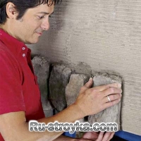 Как декорировать камин при помощи искусственного камня.