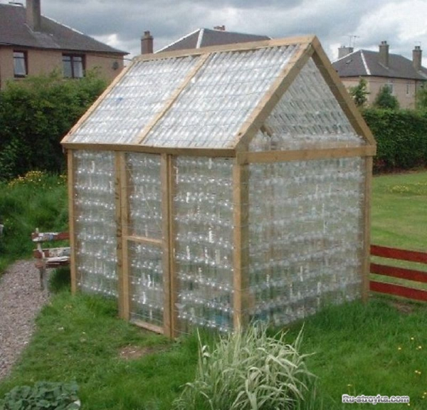 Строительство из пластиковых бутылок.