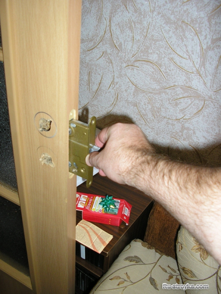 Врезка замка в дверное полотно