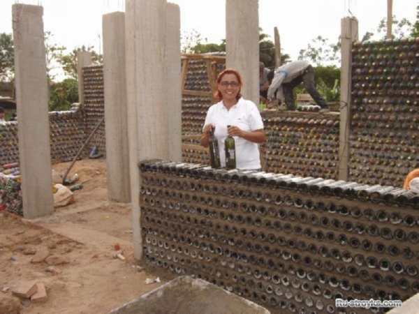 Строительство из пластиковых бутылок.
