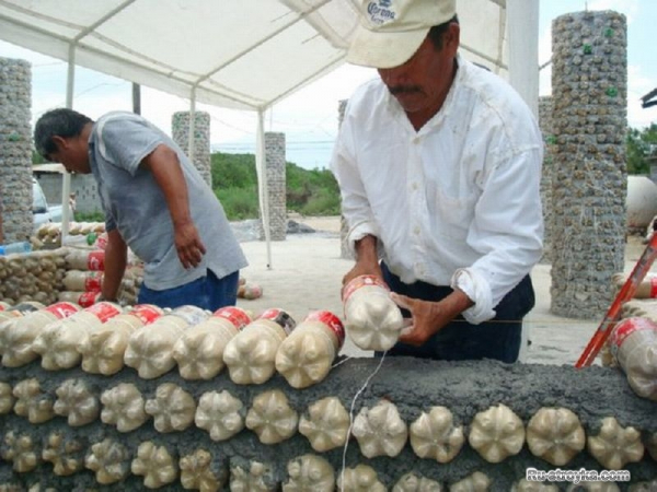 Строительство из пластиковых бутылок.