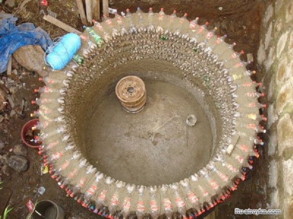 Строительство из пластиковых бутылок.