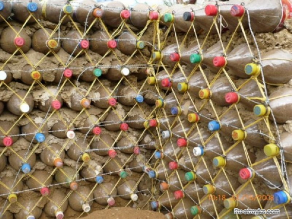 Строительство из пластиковых бутылок.