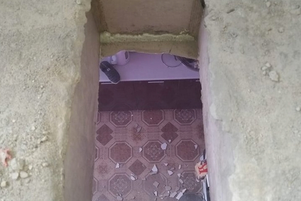 Россиянка провалилась к соседям сквозь потолок новостройки Россиянка провалилась к соседям сквозь потолок новостройки