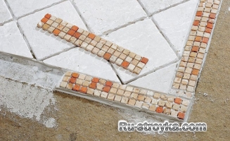 Сочетание керамической плитки с паркетом.