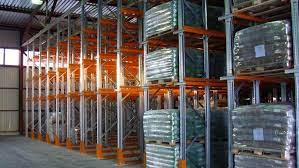 Для чего на складе используются стеллажи?