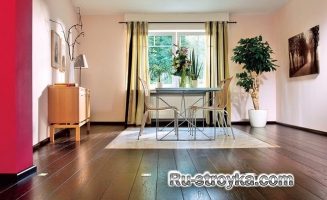 Сочетание керамической плитки с паркетом.