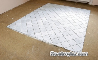 Сочетание керамической плитки с паркетом.