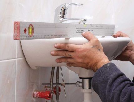 Как закрепить раковину в ванной к стене: подробный инструктаж по креплению