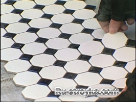 Укладываем мозаичную плитку в ванной комнате Укладываем мозаичную плитку в ванной комнате